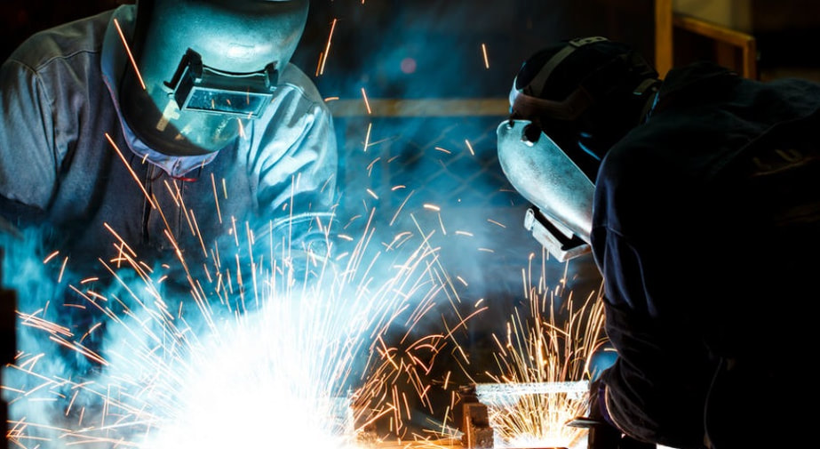 bilde av to som sveiser. ISO 9001 sertifisering